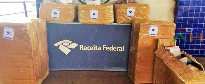 Dentro de estas cajas se encontraban los antojos La Receita Federal confirmo que la carga aprehendida fue evaluada en más de R$ 21 mil (más de Gs. 30 millones al cambio actual).
