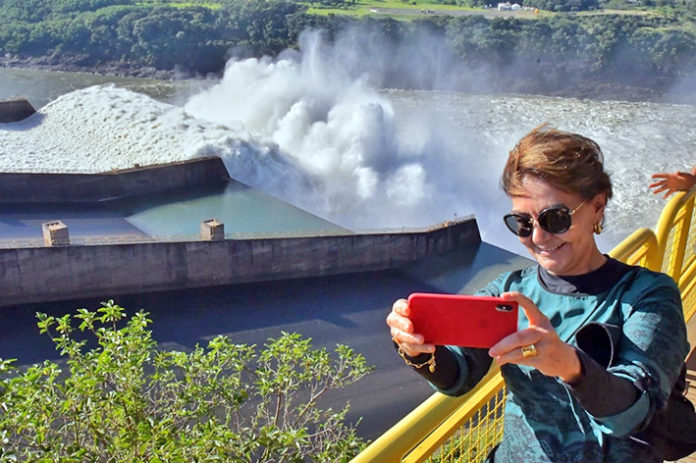 Desde el sábado 1 de junio se puede observar este espectáculo poco usual en la Central Hidroeléctrica, del que ya disfrutaron unos 6.000 turistas. Desde el sábado 1 de junio se puede observar este espectáculo poco usual en la Central Hidroeléctrica, del que ya disfrutaron unos 6.000 turistas.