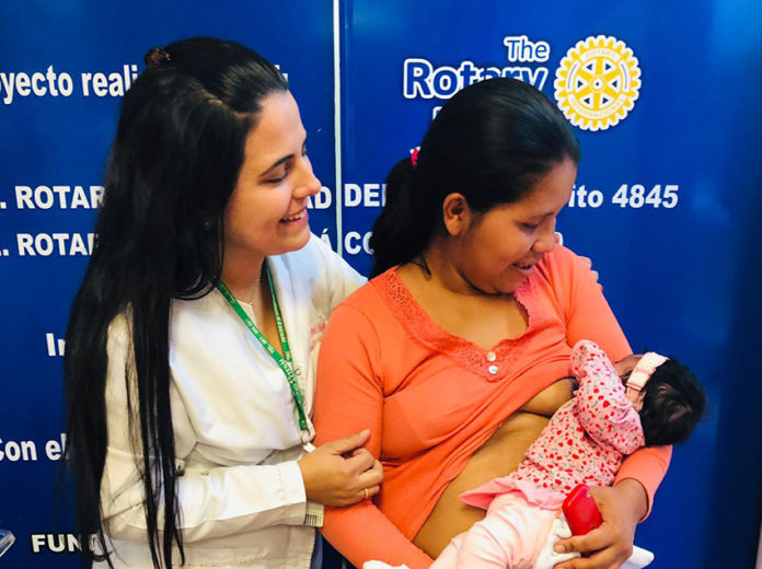 La Dra. Migdy Flores encargada del Banco de Leche Humana emocionada junto a la madre y el bebé que evoluciona favorablemente La Dra. Migdy Flores encargada del Banco de Leche Humana emocionada junto a la madre y el bebé que evoluciona favorablemente